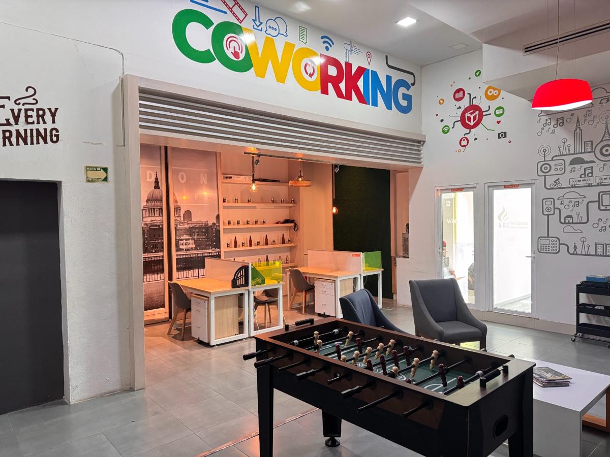Entrada al área de coworking de D4 con murales de colores y futbolito